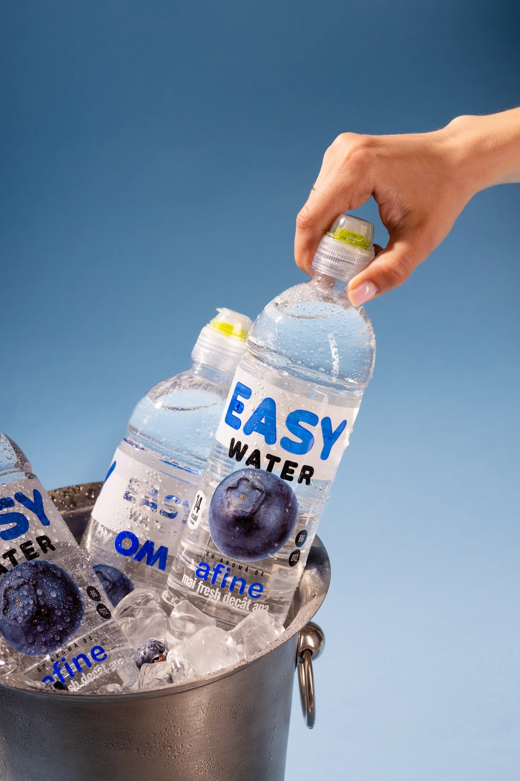 EASY Water bottle held over a glass of ice